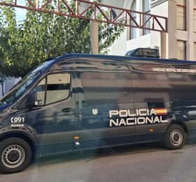 La nueva unidad móvil de la policía nacional permitirá la expedición o renovación de DNI y pasaporte de forma inmediata.