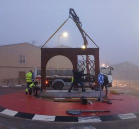 Una escultura identificativa del lugar, y basado su diseño en las puertas de serranos