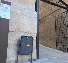 ​Caudete refuerza la limpieza urbana con la instalación de 24 nuevas papeleras