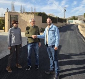 “Tres caminos, un proyecto y una solución definitiva: Caudete completa el mayor plan de asfaltado rural de los últimos años”
