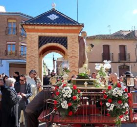 Reparto de kits de limpieza para mascotas en San Antón