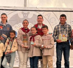 El Ayuntamiento acompaña a la Asociación Cultural Valencianista en su visita a la Falla Visitación Oriola con motivo de San José