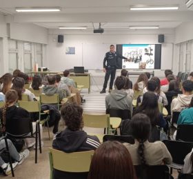 La Policía Local imparte charlas sobre el uso responsable de VMP en el Instituto