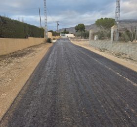 La reunión con vecinos marca los próximos pasos para el asfaltado de caminos rurales en caudete
