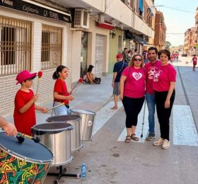 El grupo de percusión Baracau participa en la Carrera Solidaria Marea Rosa de ACALUCA
