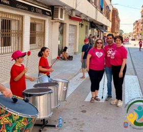 El grupo de percusión Baracau participa en la Carrera Solidaria Marea Rosa de ACALUCA