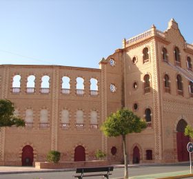 Medio Ambiente y Fiestas supervisan los trabajos de acondicionamiento de la plaza de toros de cara a las fiestas patronales