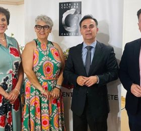 Antonio Martínez Alcalde dona a la Biblioteca un ejemplar dedicado de su última obra que centró la Conferencia de las IV Jornadas de Estudios Locales