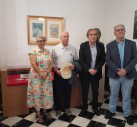 El alcalde de Caudete, acompañado de la concejal de cultura, asiste a la presentación del libro “cela, soler y rojas con baroja al fondo”, de gastón segura, en la casa-museo azorín de monóvar