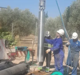 Ya estamos instalando la bomba, para la impulsión del agua hasta el deposito grande.