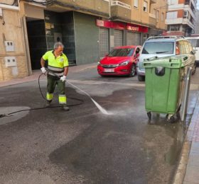 Medio Ambiente pone en marcha un operativo intensivo de limpieza en las calles de Caudete