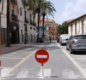 La Concejalía de Movilidad instala nuevas pilonas desmontables en la calle El Mercado para reforzar el corte al tráfico durante los fines de semana de verano
