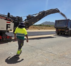 Comienza el asfaltado de la Avenida Juan Carlos I, una actuación esperada durante años por los vecinos de Caudete