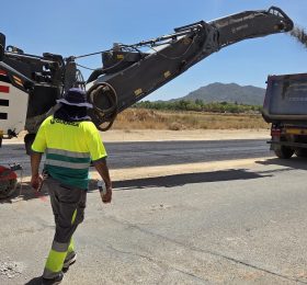 Comienza el asfaltado de la Avenida Juan Carlos I, una actuación esperada durante años por los vecinos de Caudete