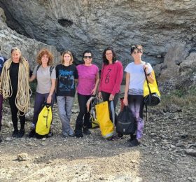 El Centro Excursionista de Caudete forma a ocho mujeres en espeleología